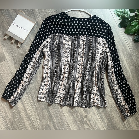 Forever 21 neutral lightweight multipoint open front cardigan. Size M - Picture 3 of 4